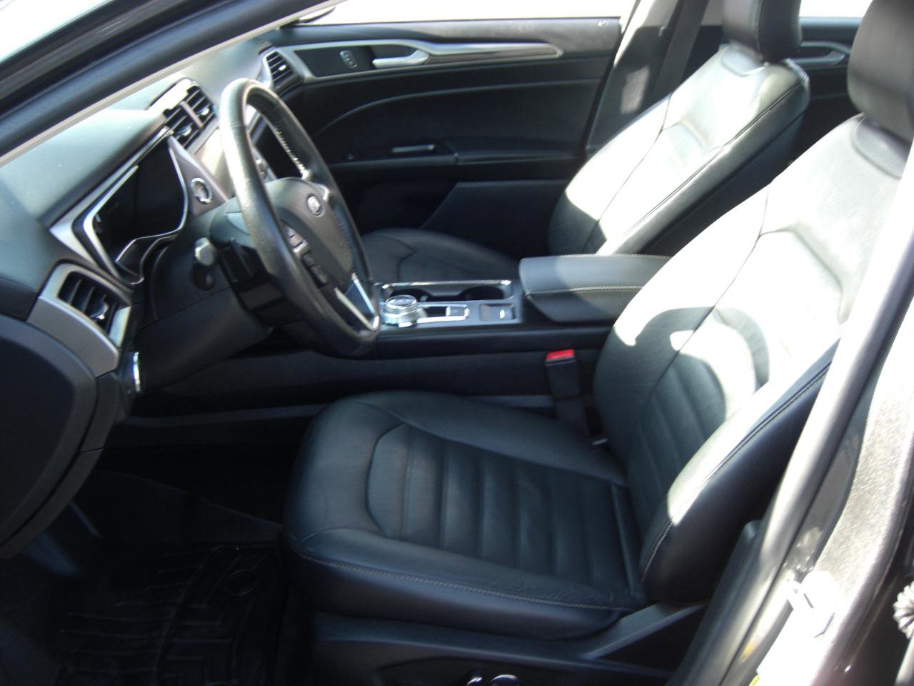 Used 2017 Ford Fusion SE w/ Fusion SE Technology Package FWD image 17