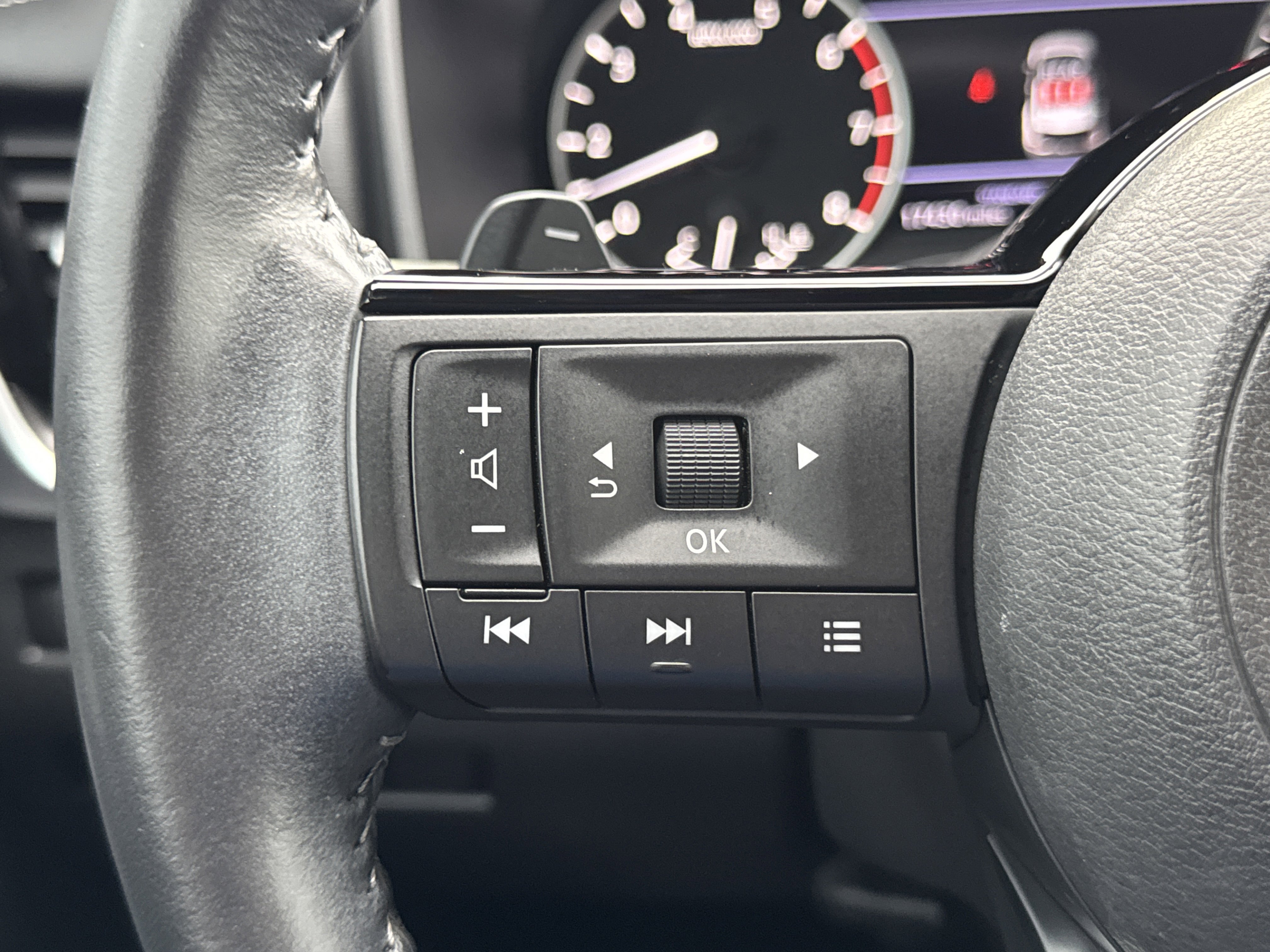 Used 2023 Nissan Rogue SV w/ SV Premium Package image 14