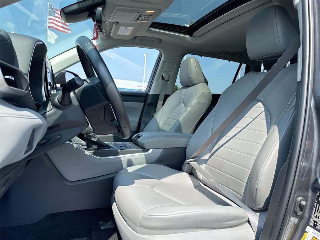 Used 2022 Toyota Highlander XLE image 11