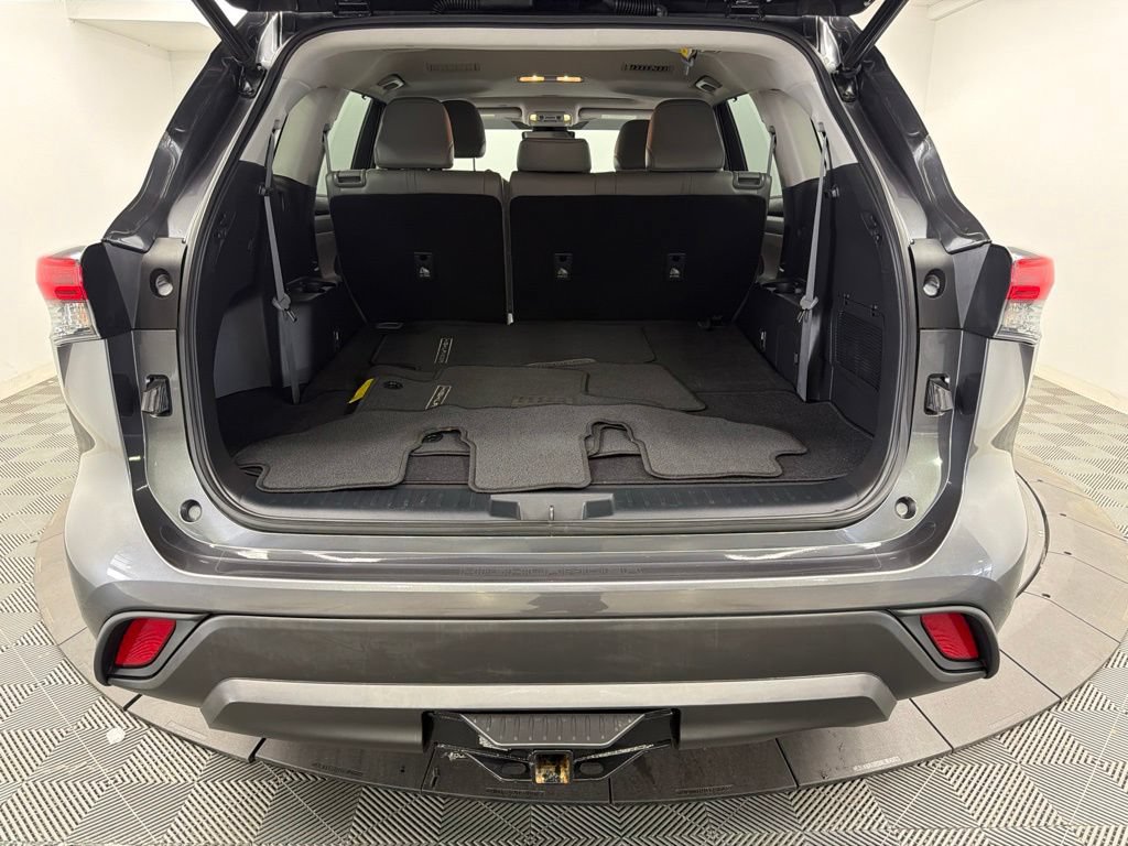 Used 2022 Toyota Highlander XLE FWD image 15