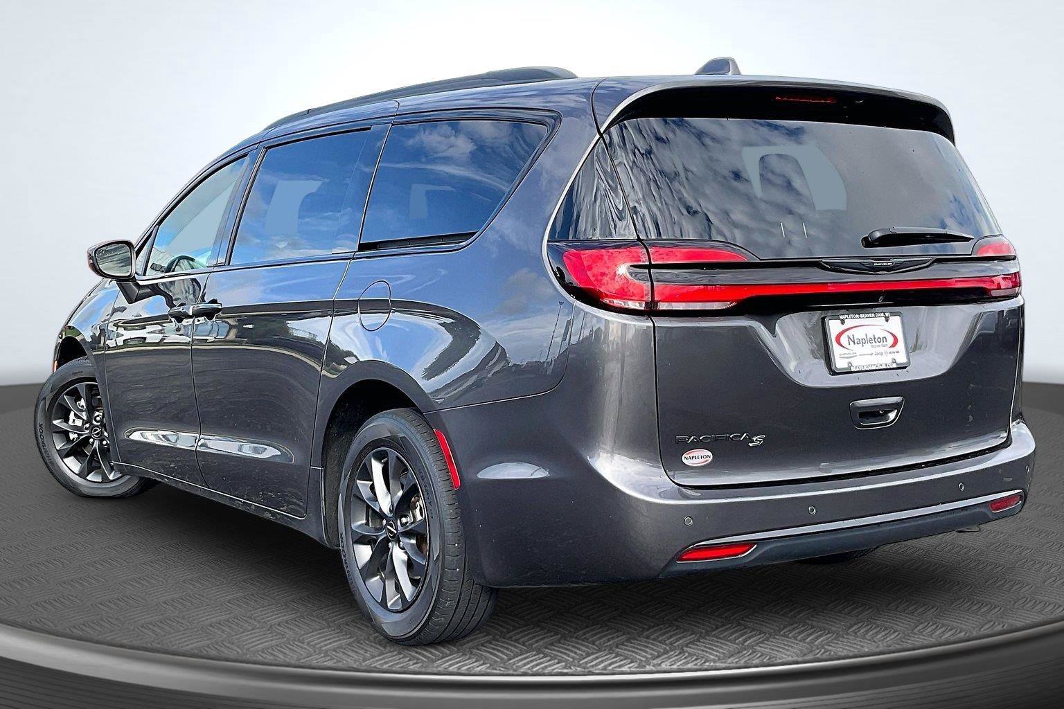 Used 2021 Chrysler Pacifica Touring-L w/ S Appearance Package FWD image 13