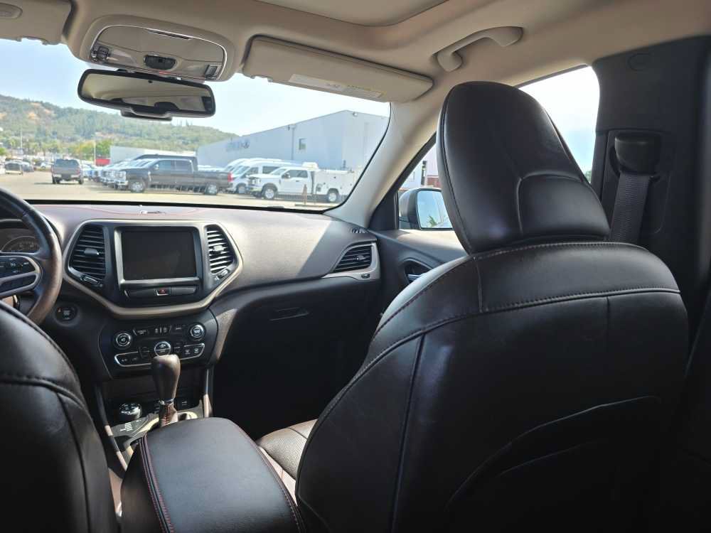 Used 2017 Jeep Cherokee Trailhawk AWD/4WD image 14