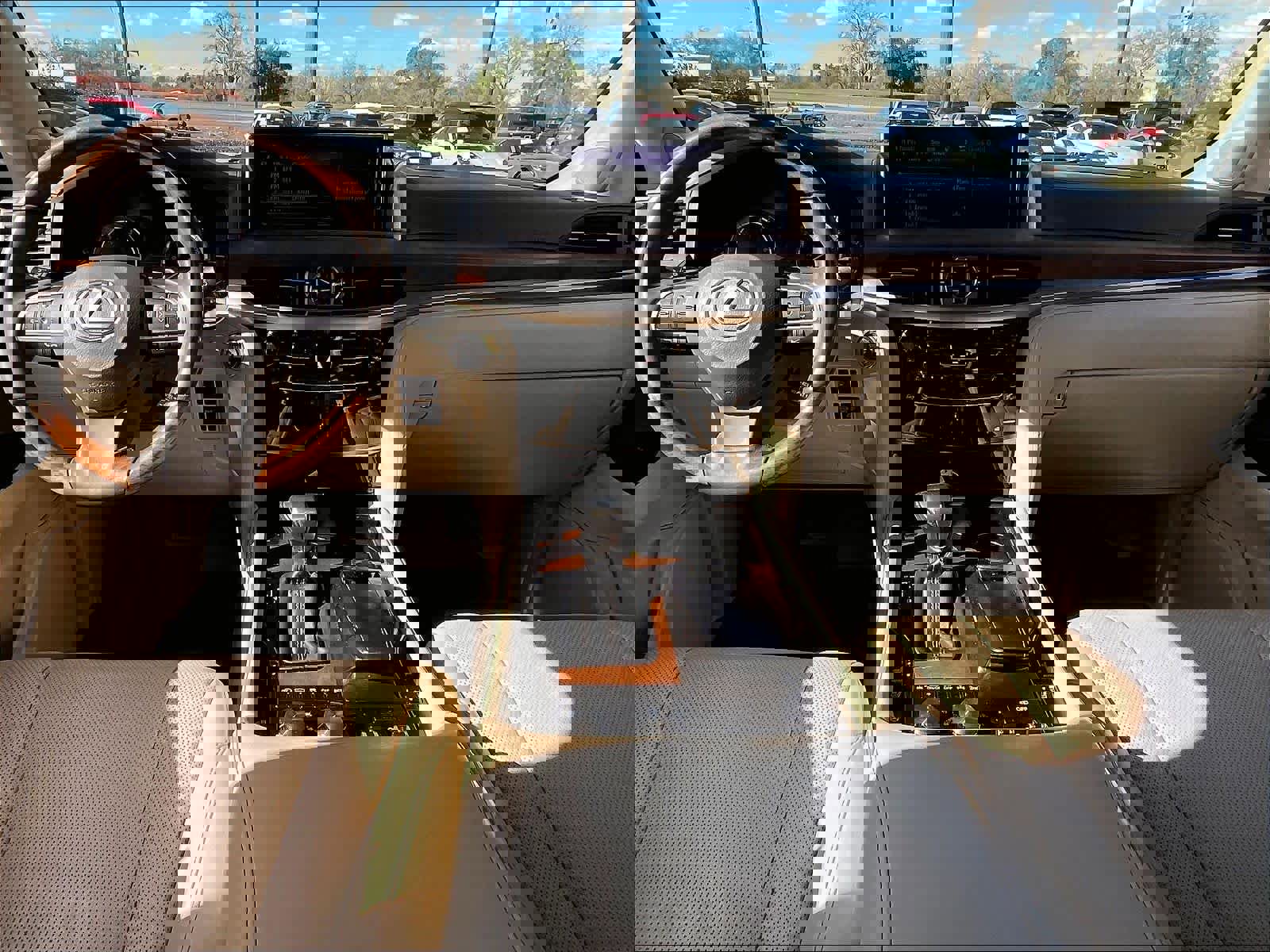 Used 2020 Lexus LX 570 4WD w/ Luxury Package image 17