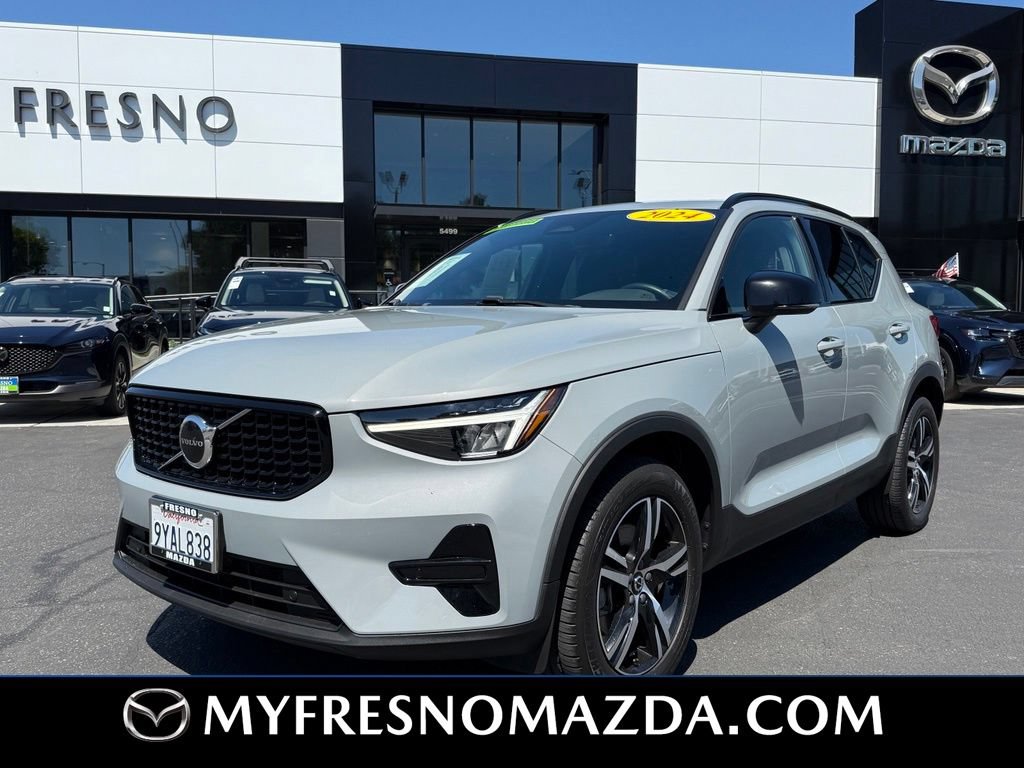 Used 2024 Volvo XC40 B5 Core AWD/4WD image 1