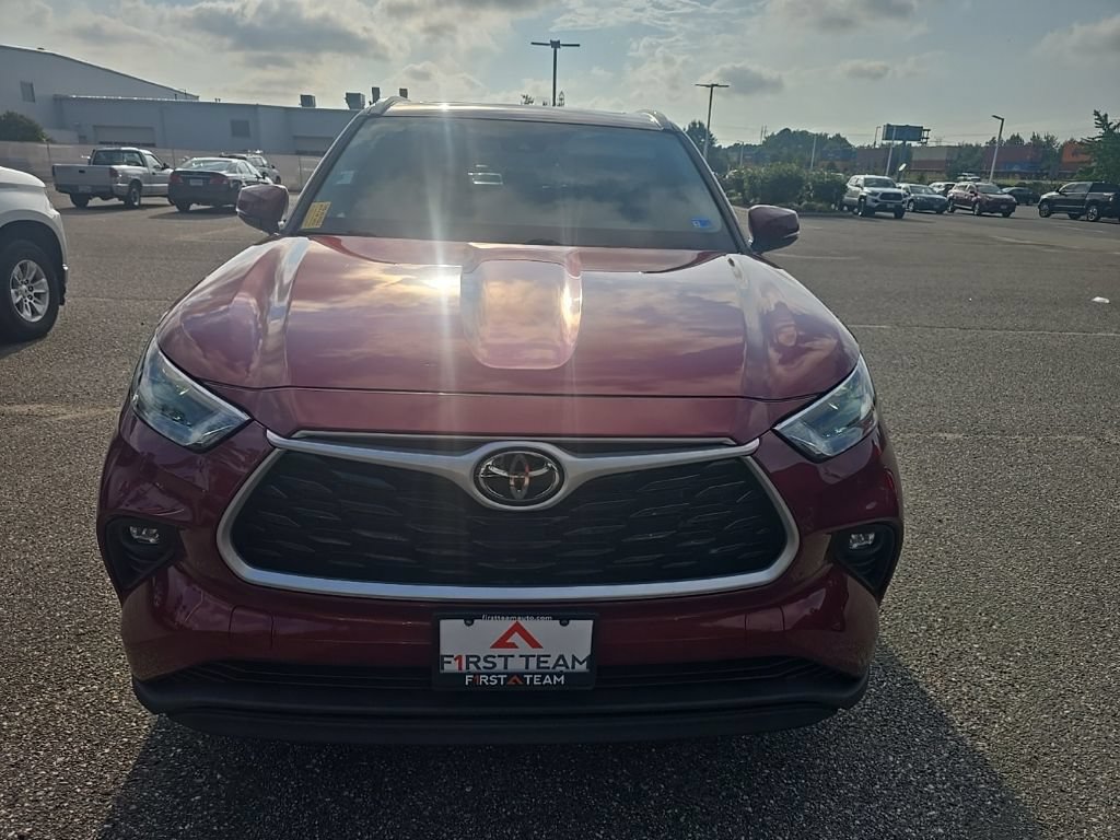 Used 2022 Toyota Highlander XLE AWD/4WD image 2