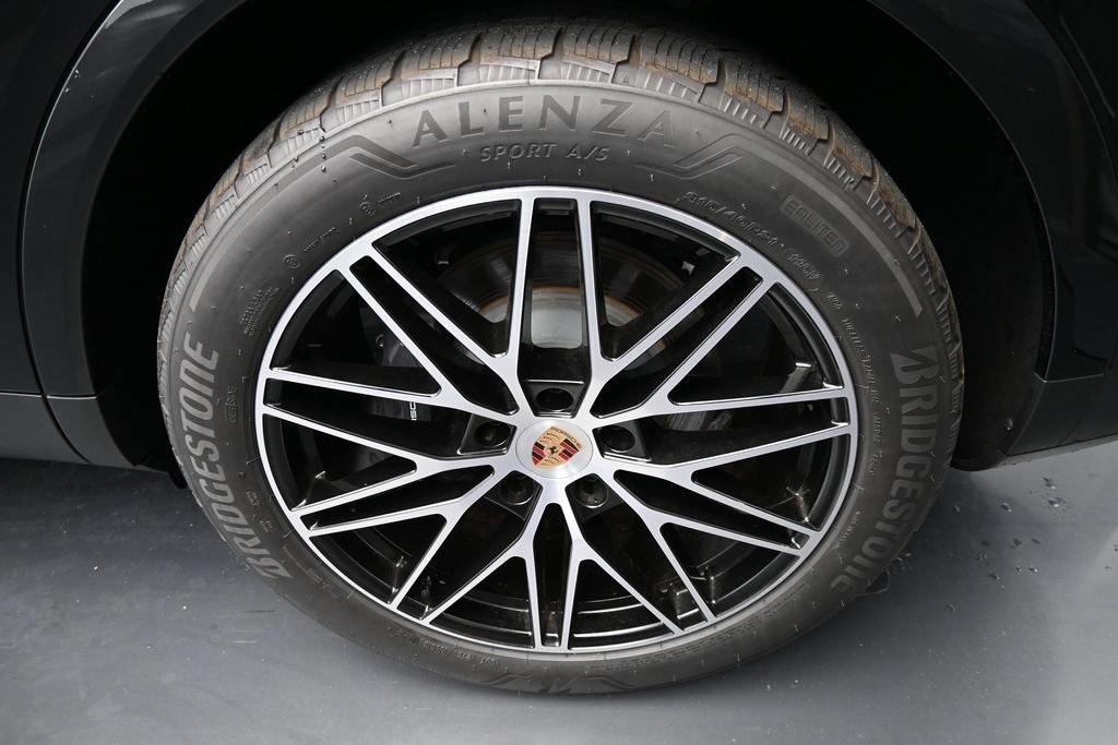 Certified 2025 Porsche Cayenne AWD/4WD image 9