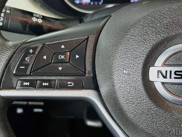 Used 2020 Nissan Versa SV FWD image 11