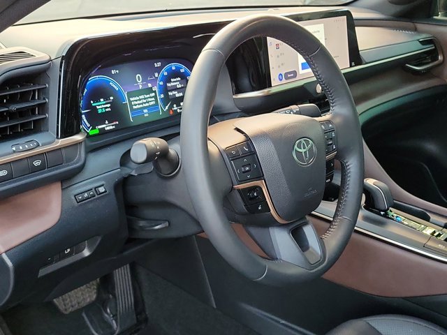 Used 2023 Toyota Crown Limited image 9