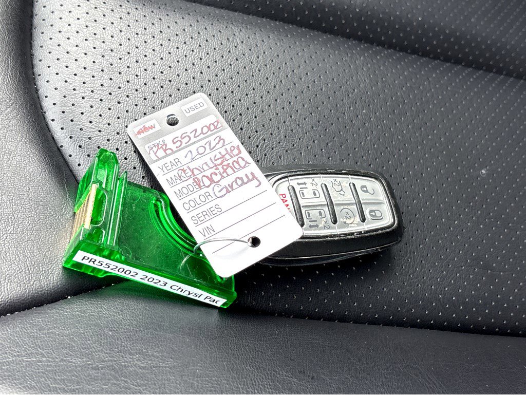 Used 2023 Chrysler Pacifica Touring-L image 28