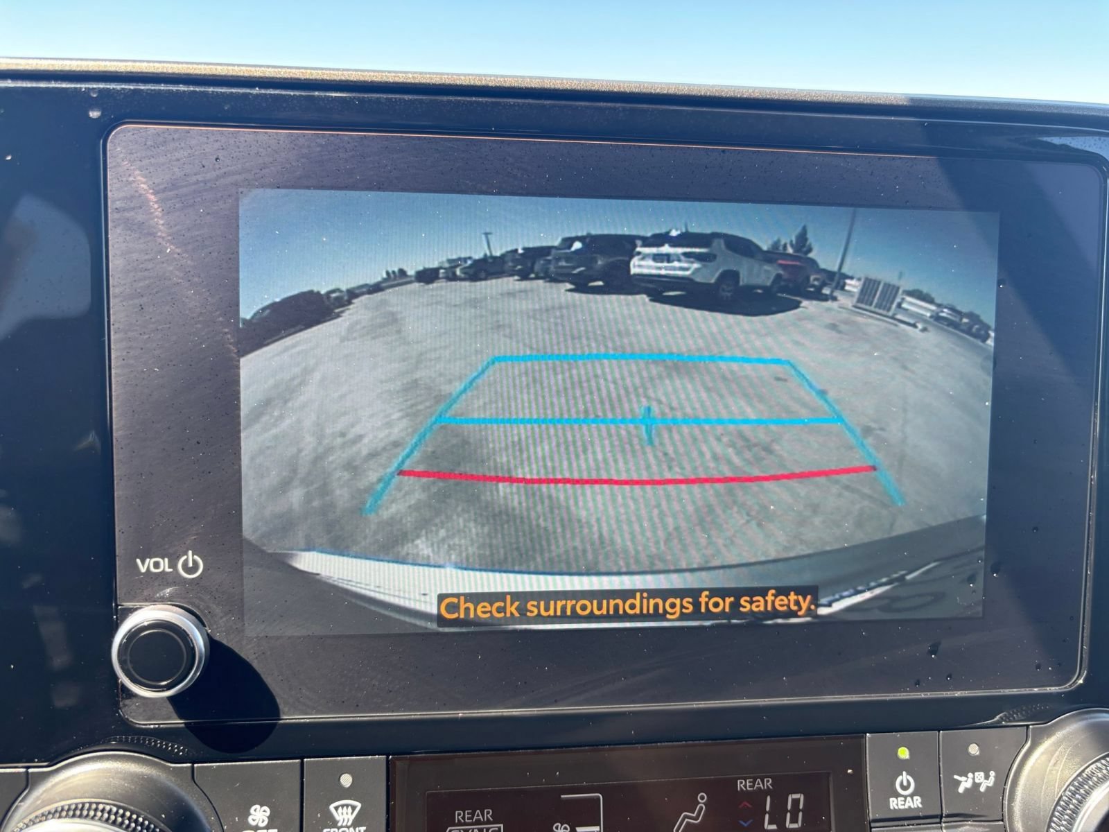 Used 2025 Toyota Highlander LE FWD image 25