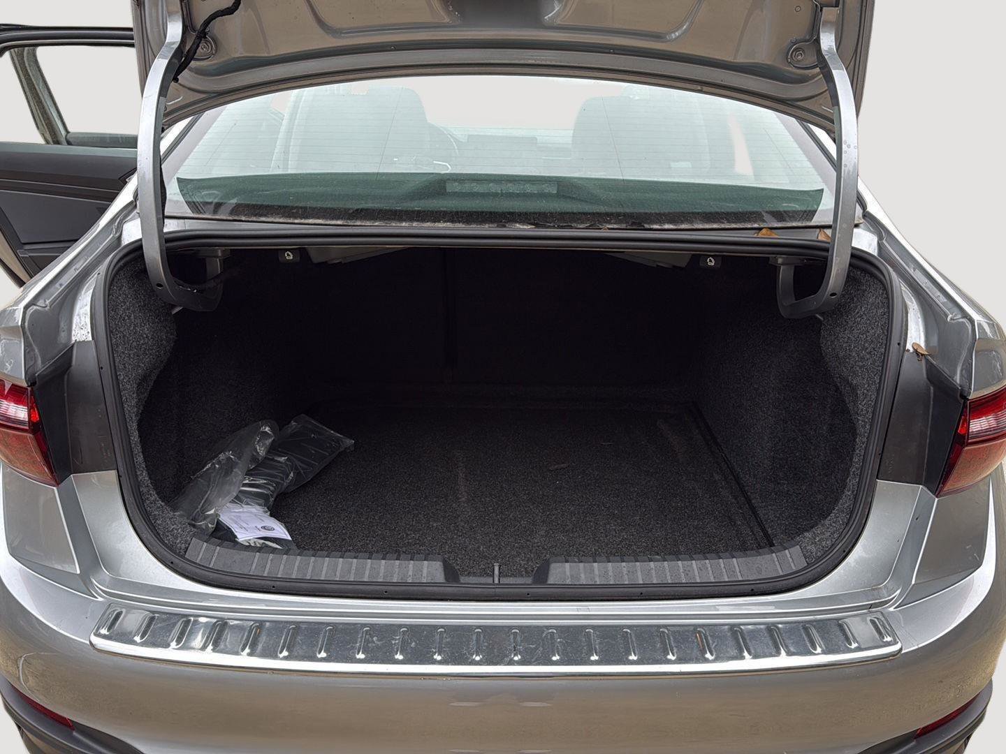 Certified 2025 Volkswagen Jetta SE image 21