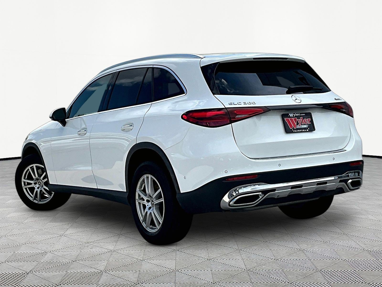 Used 2025 Mercedes-Benz GLC 300 4MATIC image 4