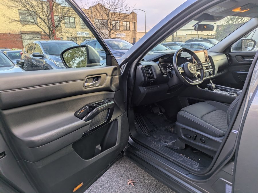 Used 2022 Nissan Pathfinder SV image 8