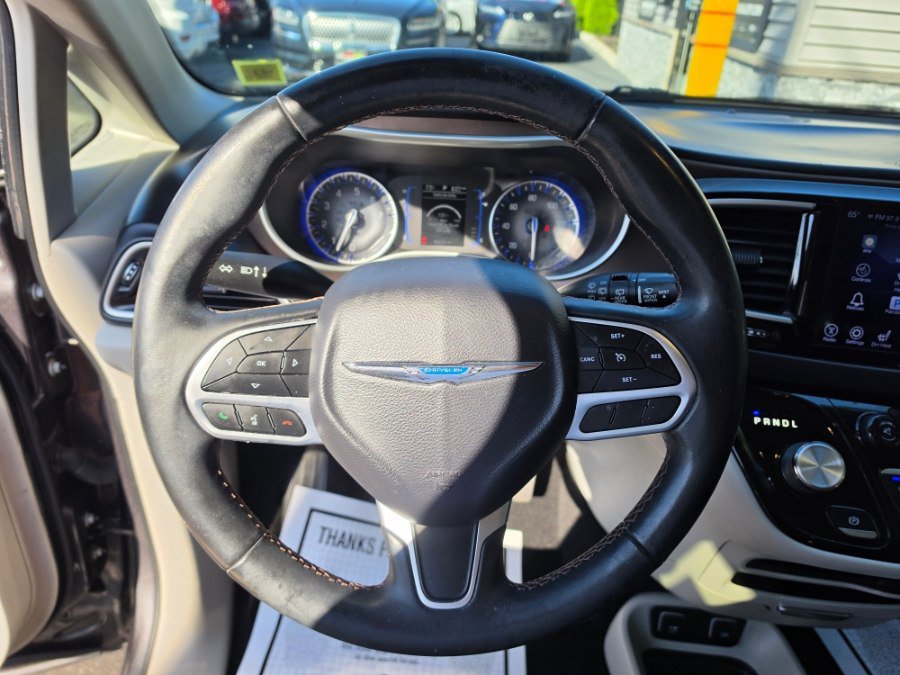 Used 2017 Chrysler Pacifica Touring-L FWD image 22