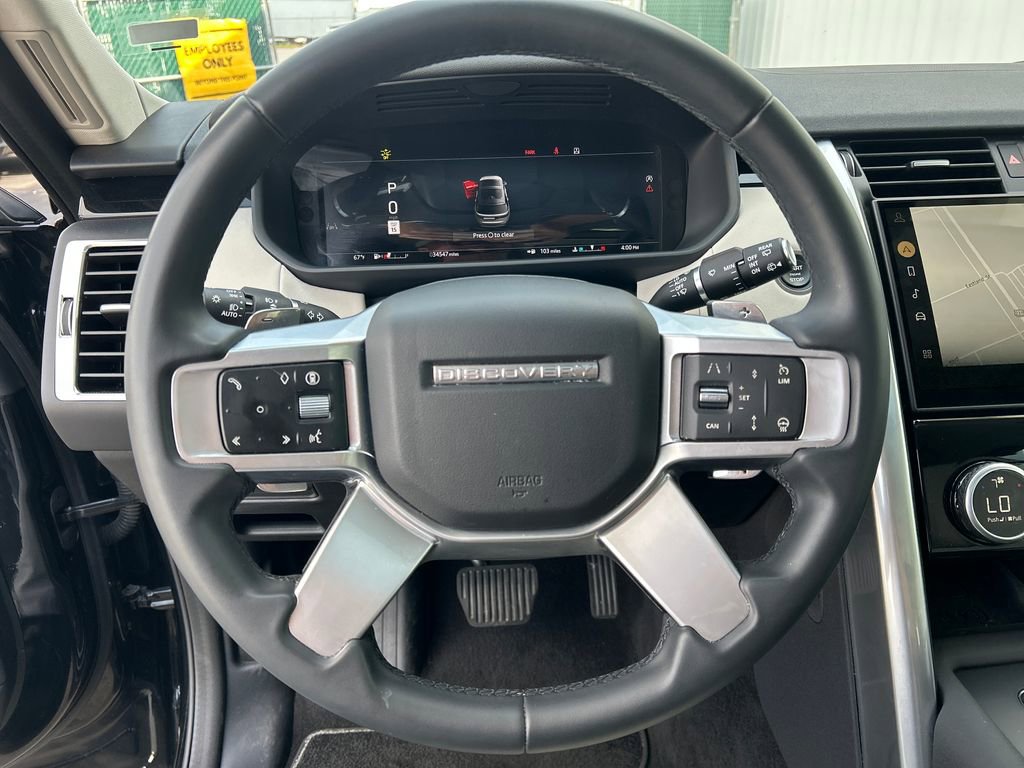 Used 2025 Land Rover Discovery S image 18