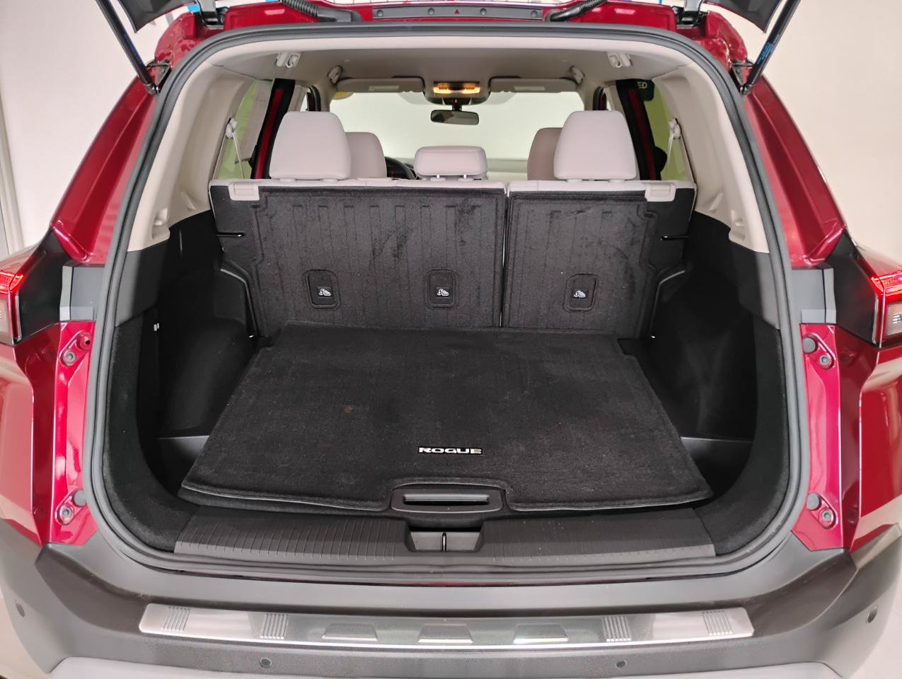 Used 2023 Nissan Rogue SV FWD image 8
