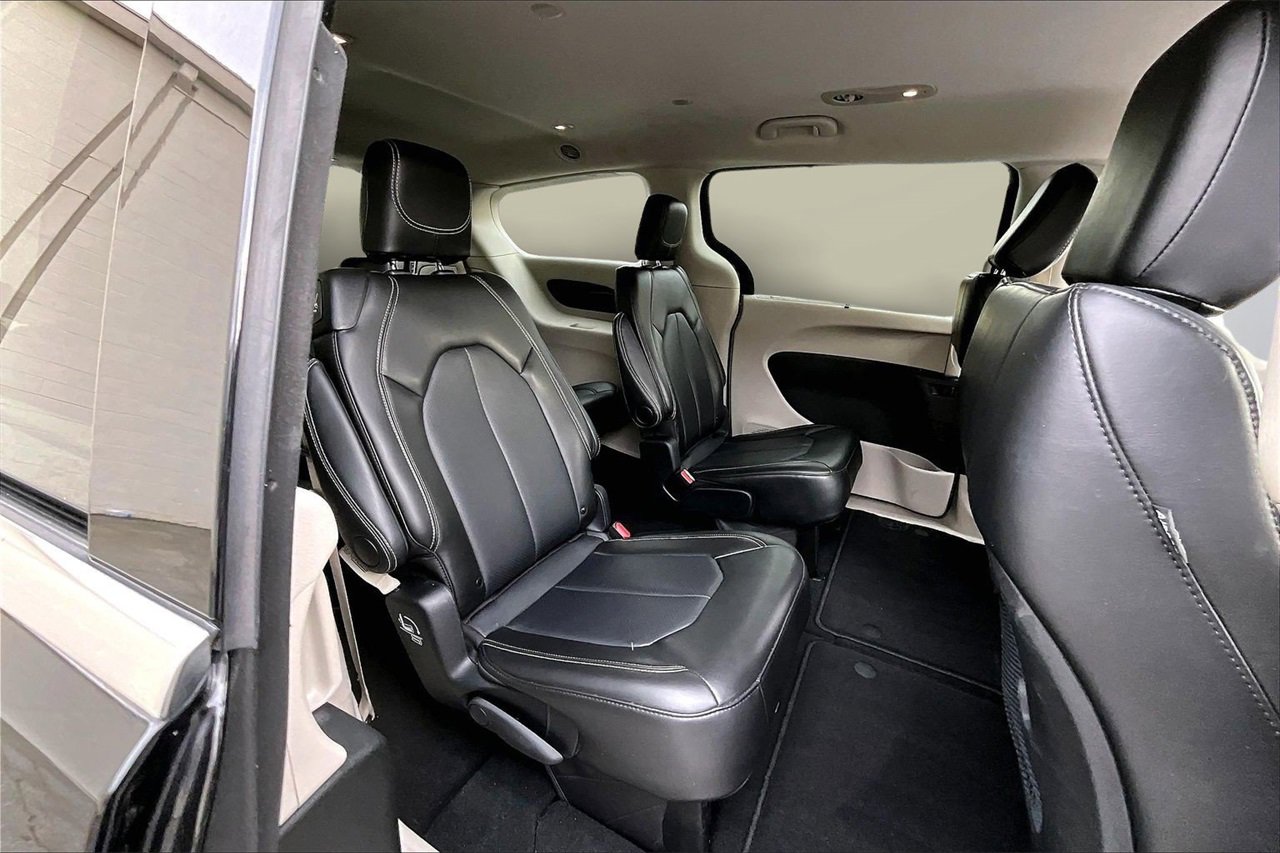 Certified 2024 Chrysler Pacifica Touring-L image 23