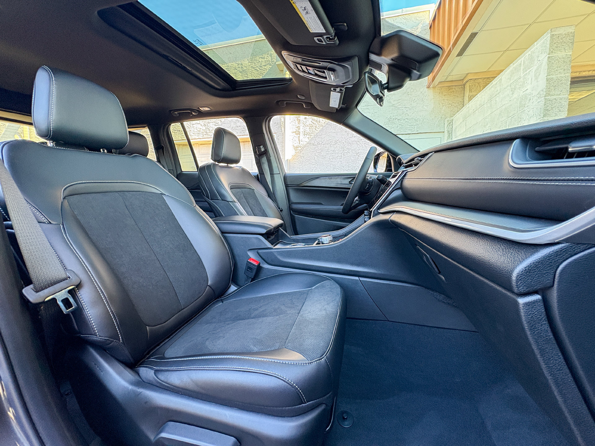 Used 2025 Jeep Grand Cherokee Altitude AWD/4WD image 23