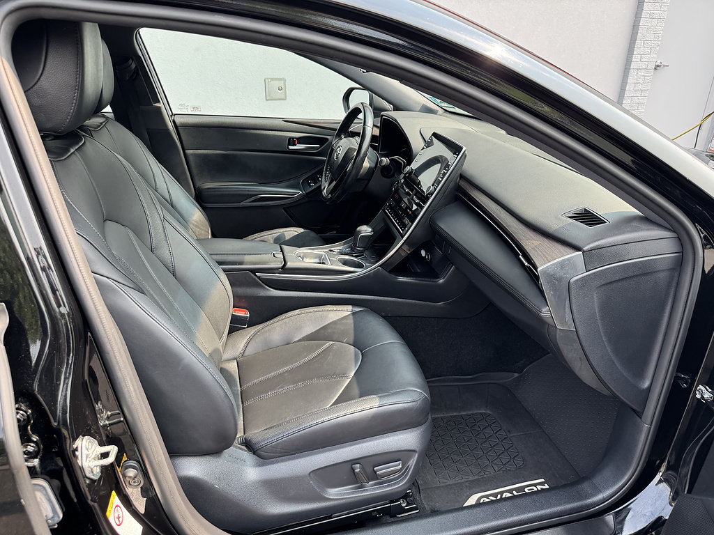Used 2019 Toyota Avalon XLE w/ Moonroof Package FWD image 12