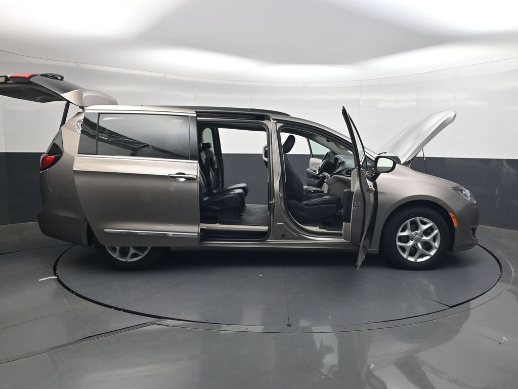 Used 2017 Chrysler Pacifica Touring-L w/ Tire & Wheel Group FWD image 43