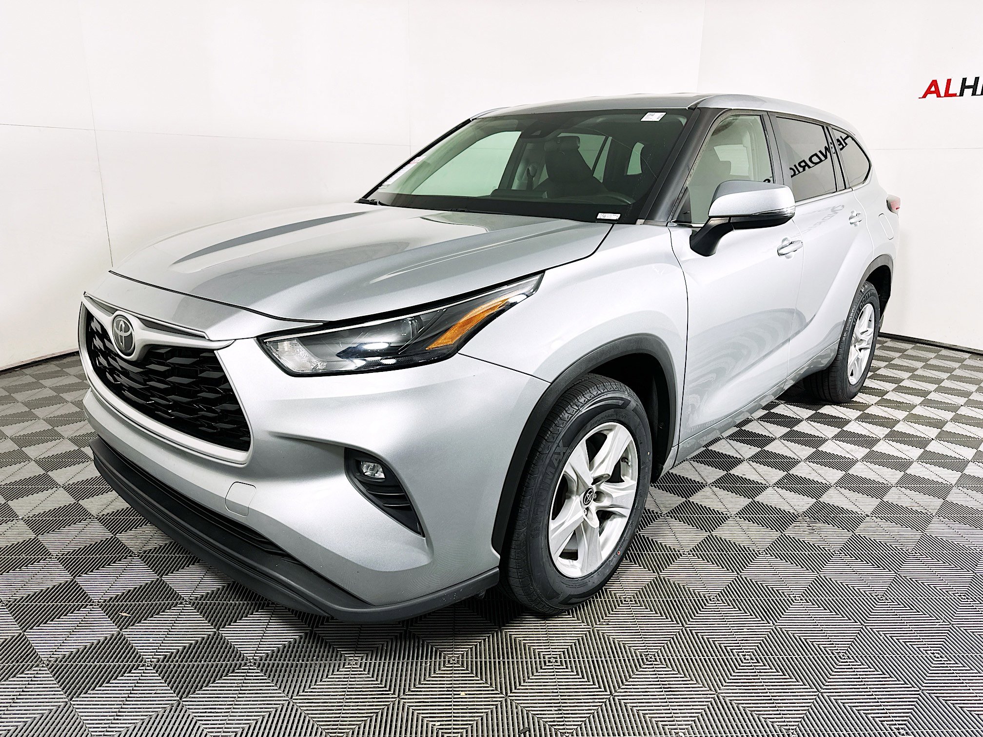 Used 2023 Toyota Highlander LE image 7