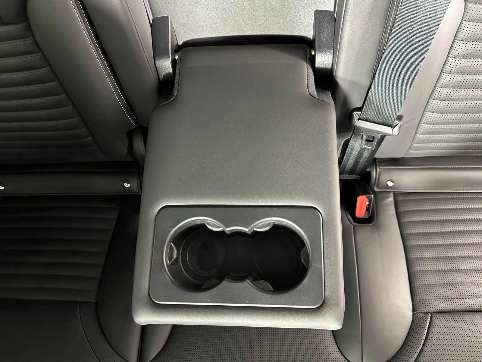 Used 2023 Land Rover Discovery Metropolitan Edition image 33