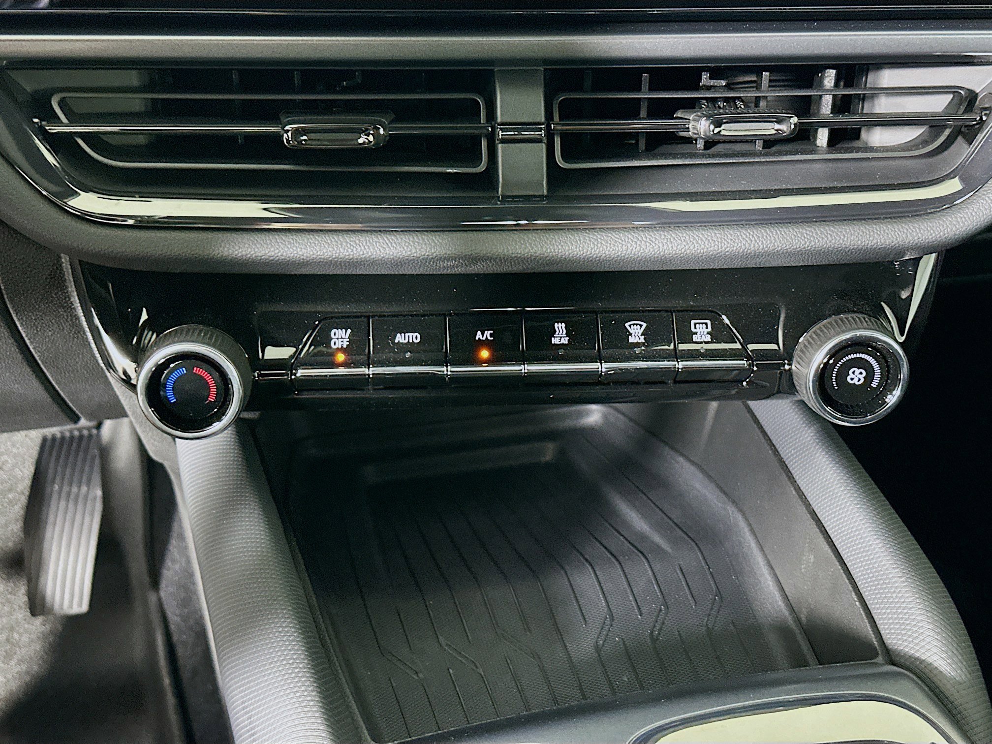 Used 2024 Chevrolet Equinox EV RS FWD image 24