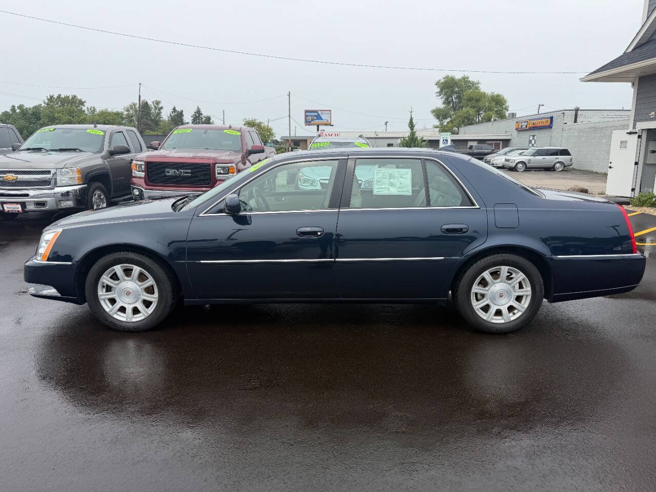 Used 2009 Cadillac DTS w/ Trunk Convenience Package FWD image 2
