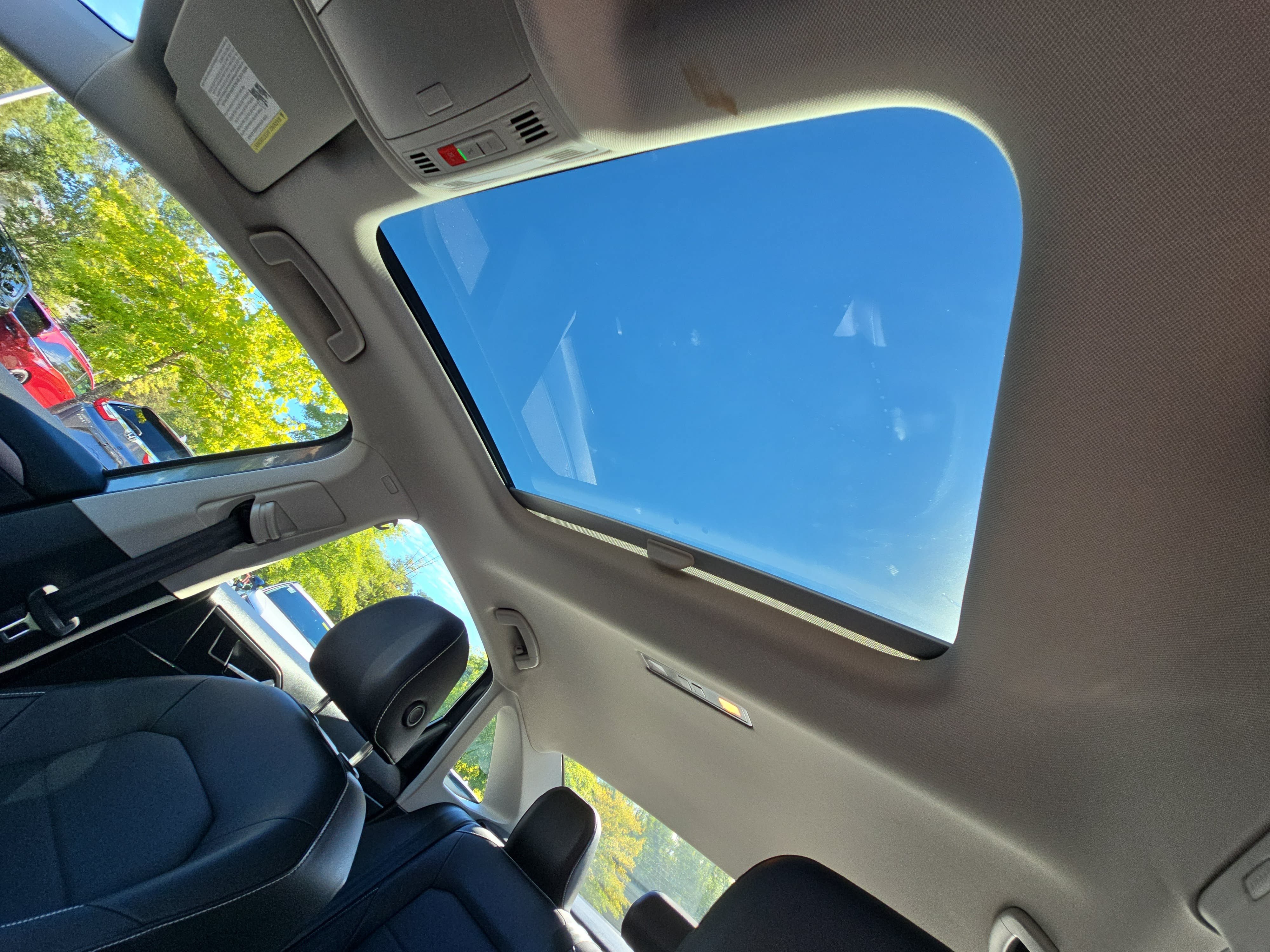 Certified 2023 Volkswagen Jetta SE w/ Panoramic Sunroof Package FWD image 29