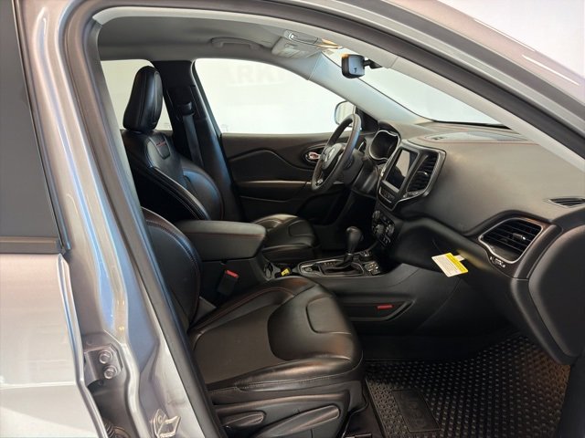 Used 2022 Jeep Cherokee Trailhawk w/ Comfort/Convenience Group image 32