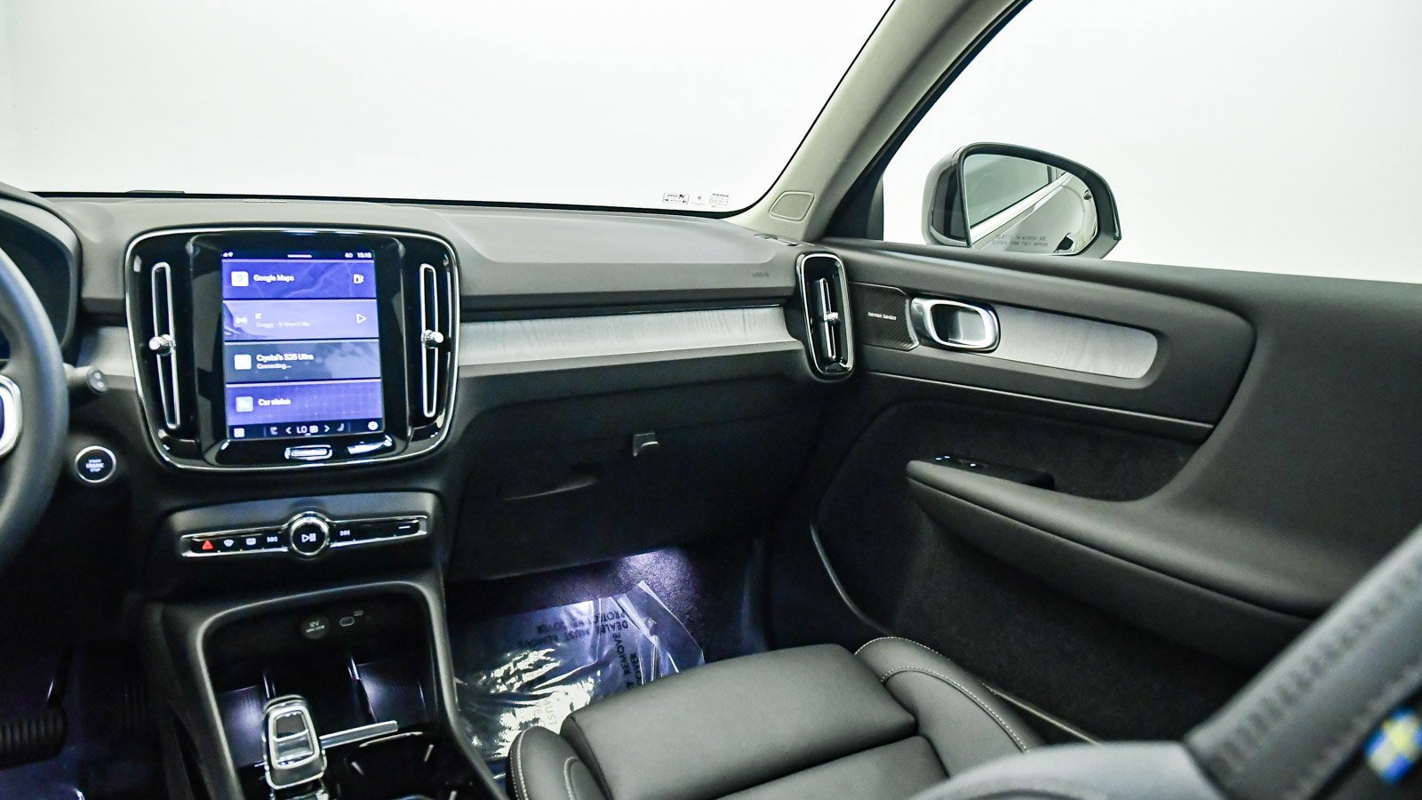 Certified 2025 Volvo XC40 B5 Ultra w/ Climate Package image 16