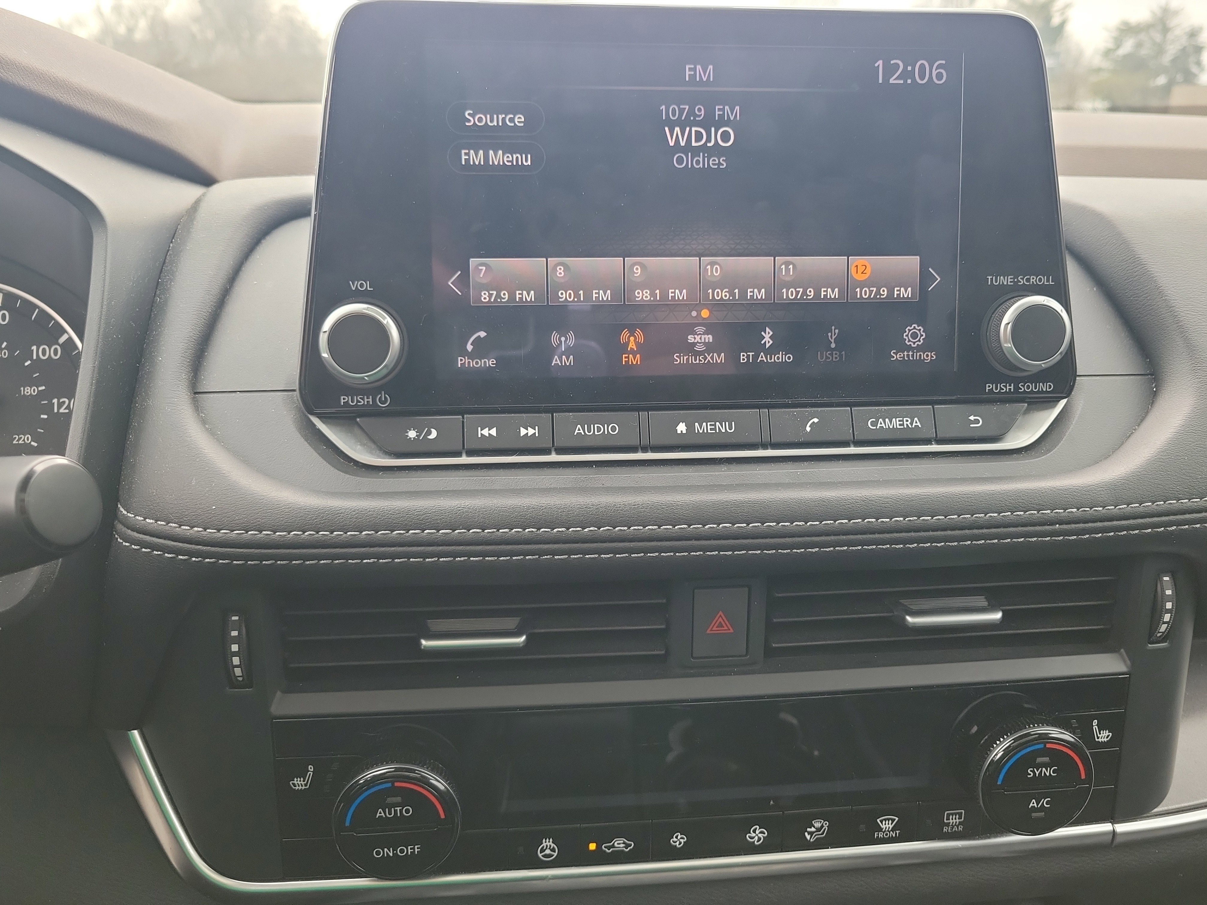 Used 2023 Nissan Rogue SV w/ SV Premium Package image 15