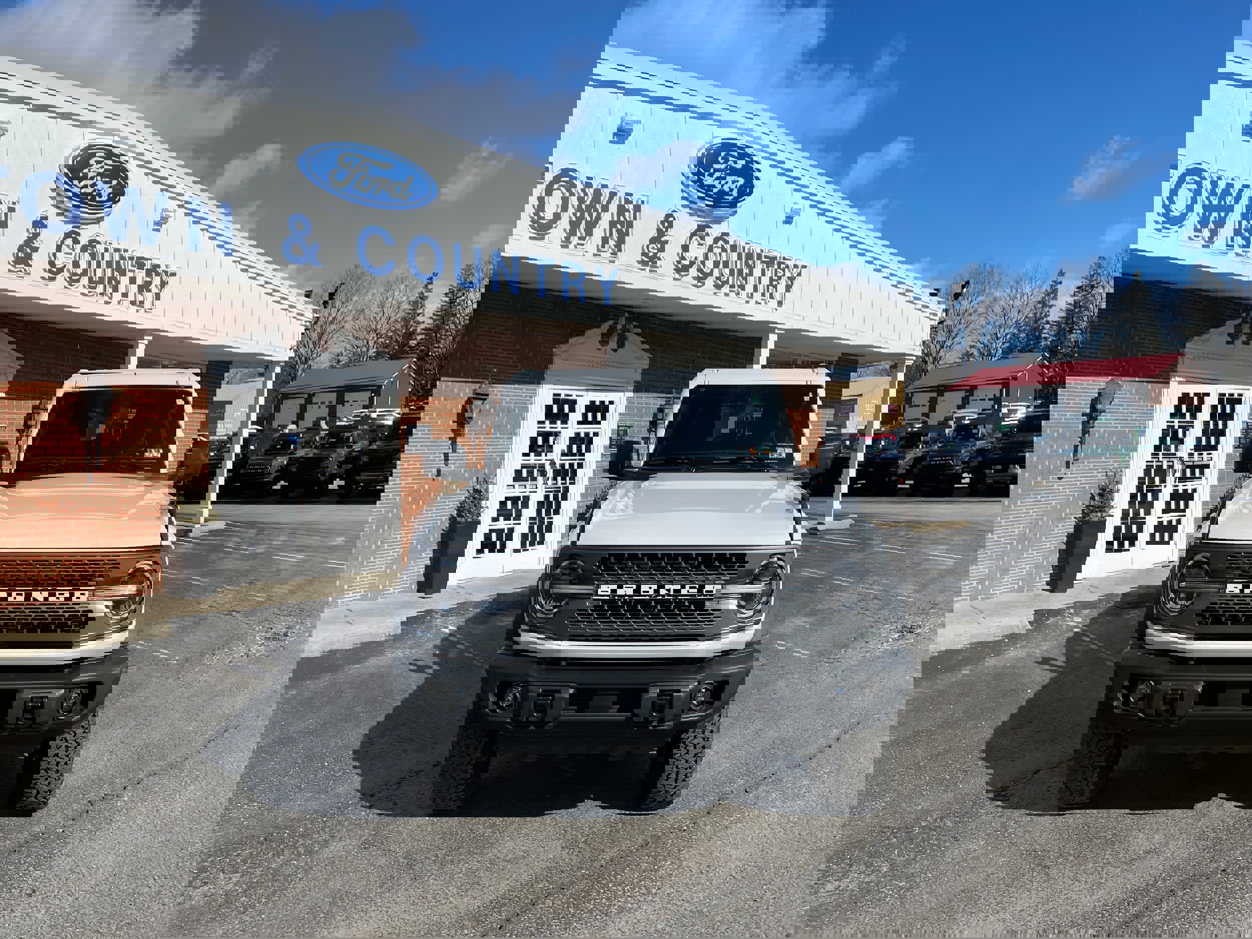 Used 2025 Ford Bronco Badlands image 2