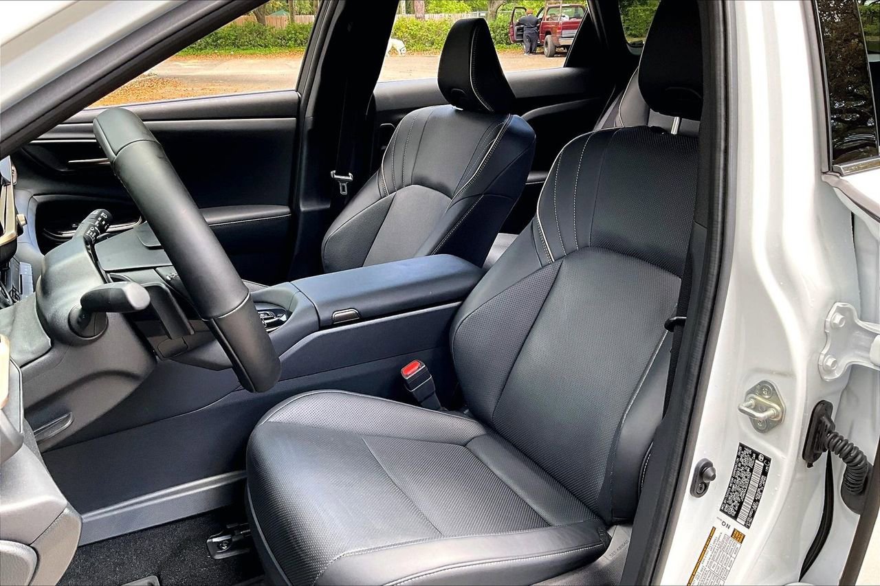 Used 2025 Toyota Crown Signia w/ Advanced Technology Package image 18