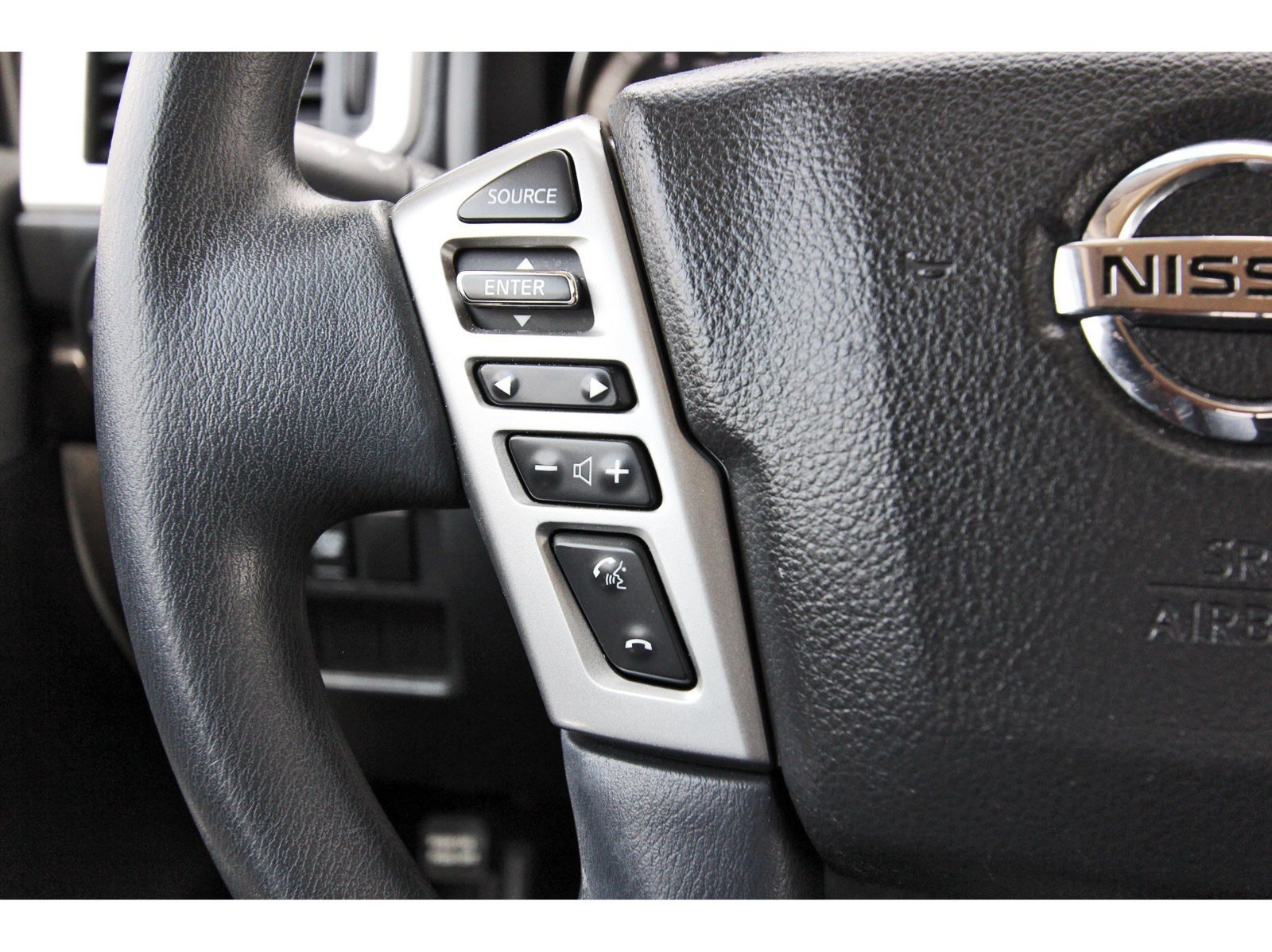 Used 2018 Nissan Titan SV AWD/4WD image 19