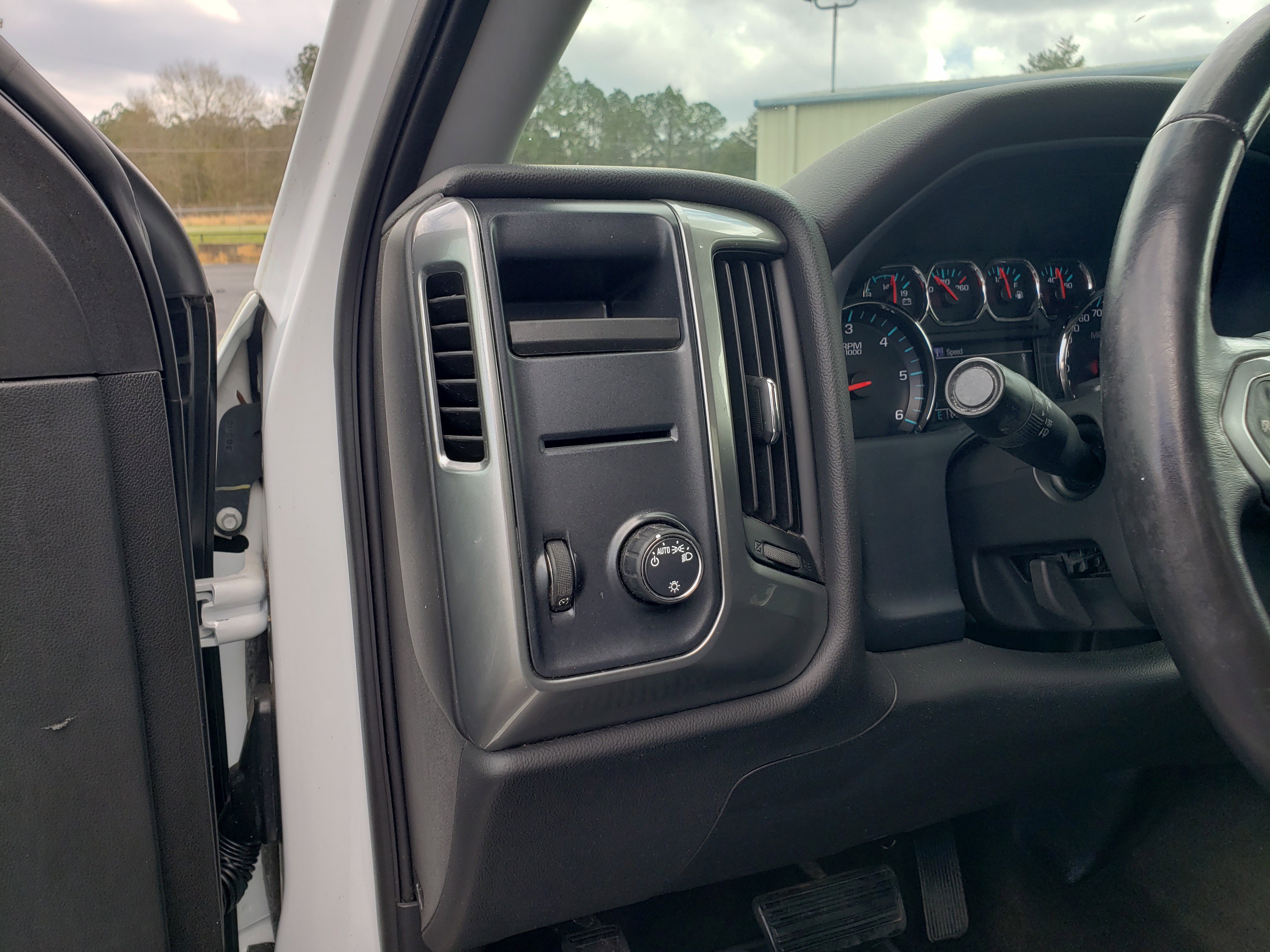 Used 2018 Chevrolet Silverado 1500 LT image 3