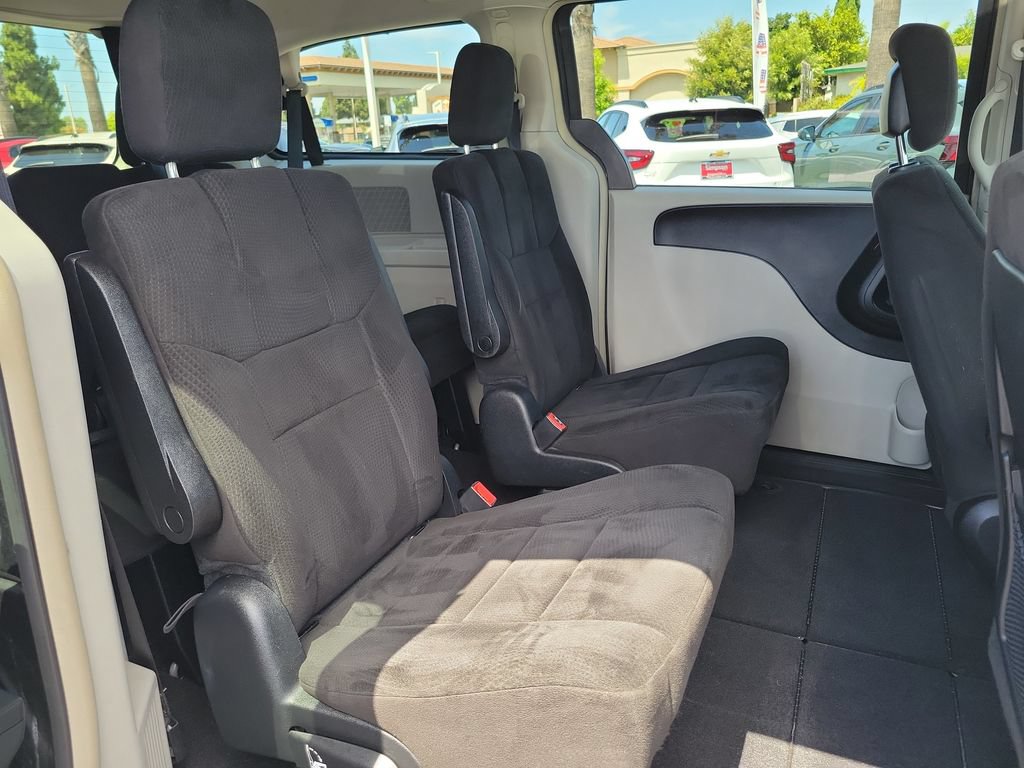 Used 2012 Chrysler Town & Country Touring FWD image 16