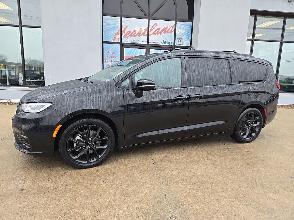 Used 2025 Chrysler Pacifica Limited image 4