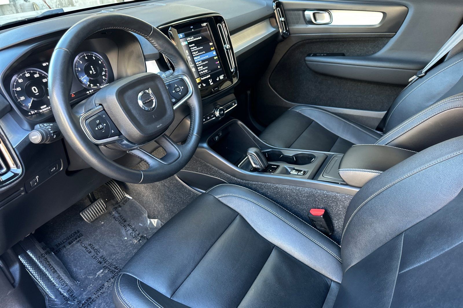 Used 2021 Volvo XC40 T5 Momentum w/ Premium Package image 10