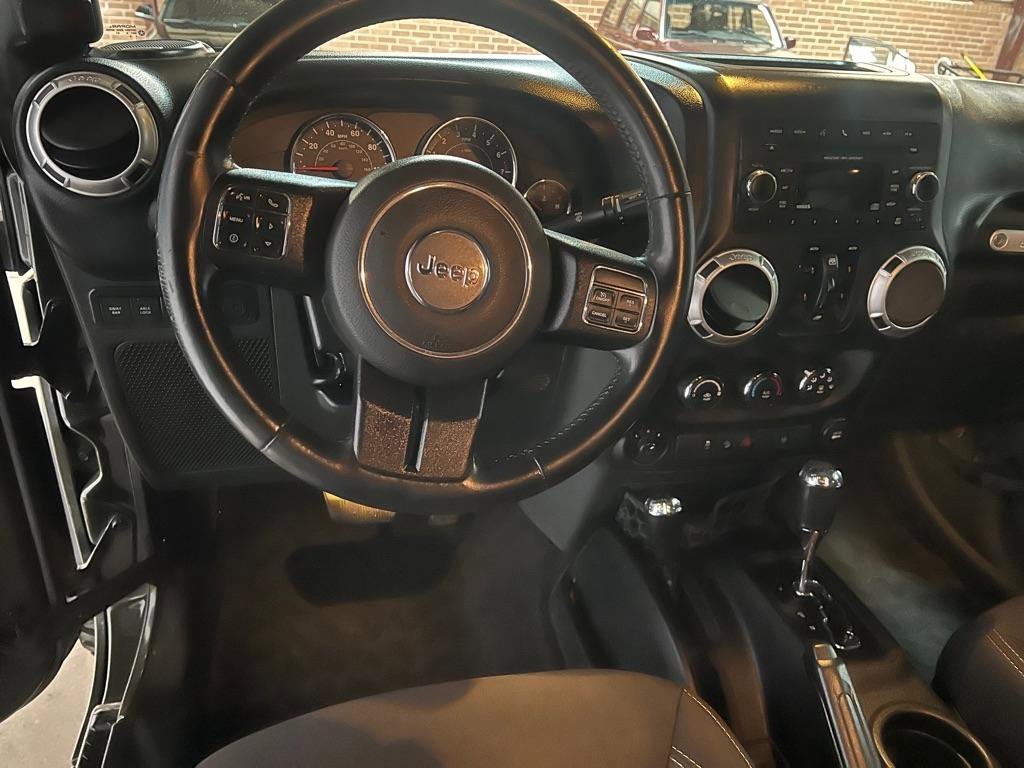 Used 2015 Jeep Wrangler Unlimited Rubicon w/ Connectivity Group image 24