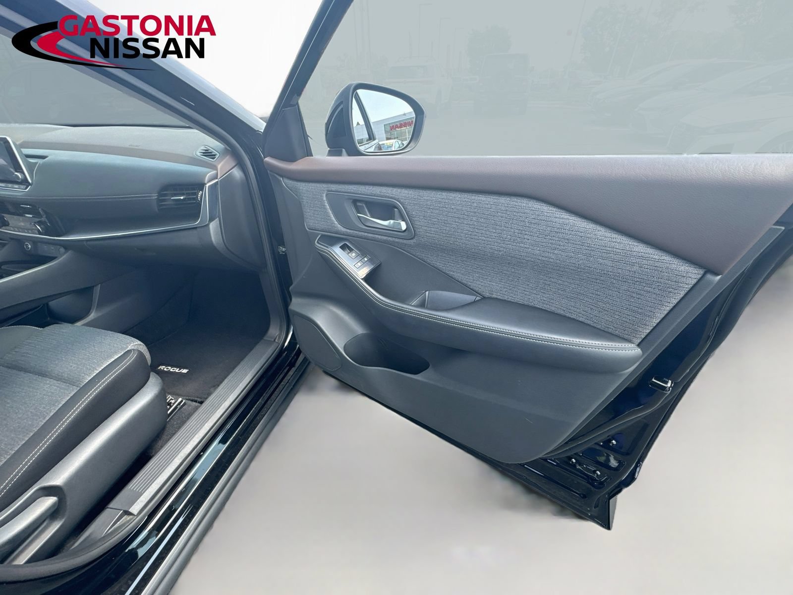 Used 2022 Nissan Rogue SV FWD image 39