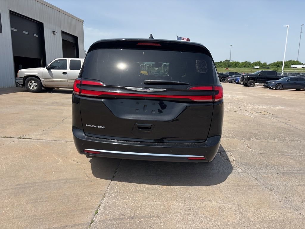 Used 2025 Chrysler Pacifica Select FWD image 6