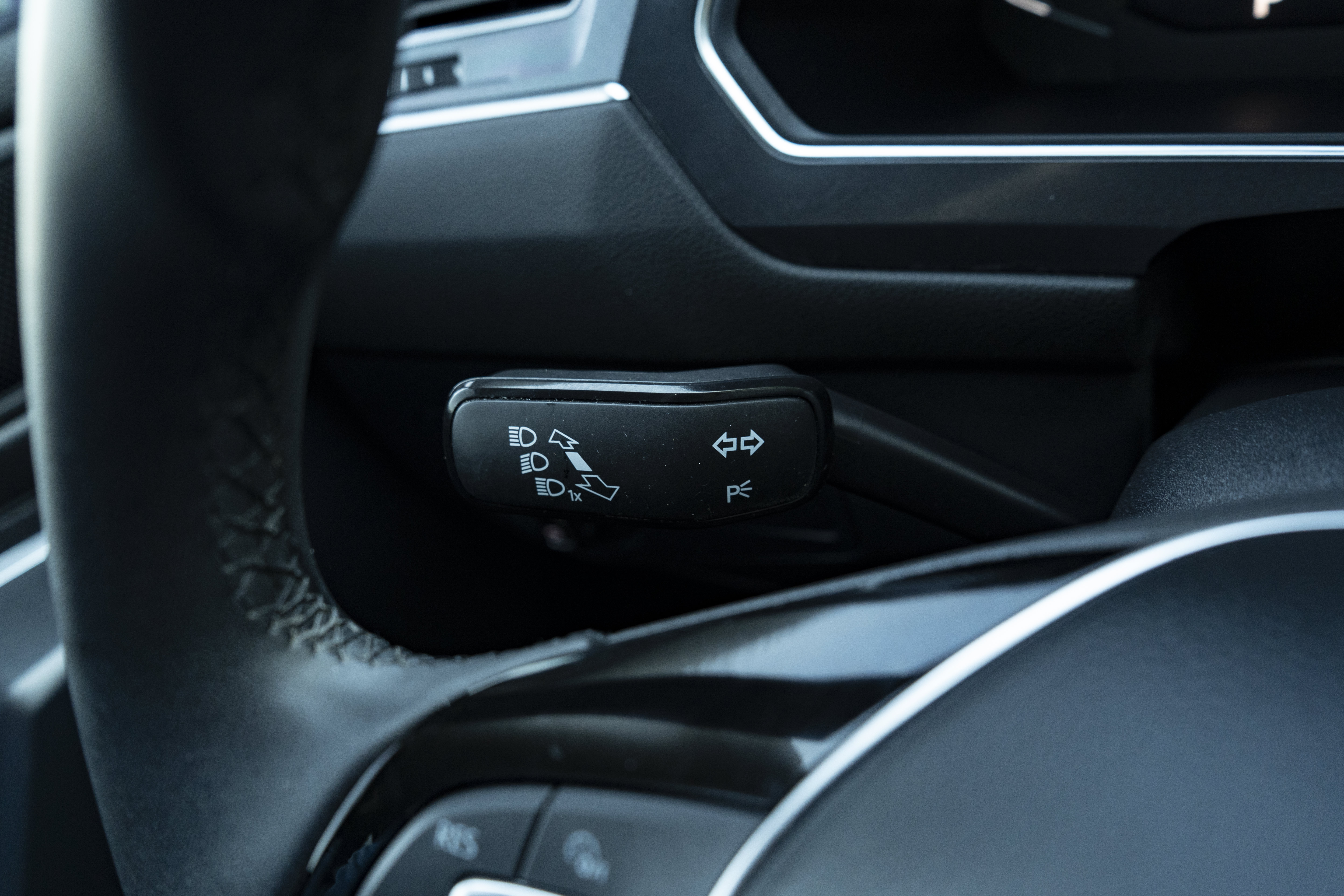 Certified 2020 Volkswagen Tiguan SEL FWD image 23