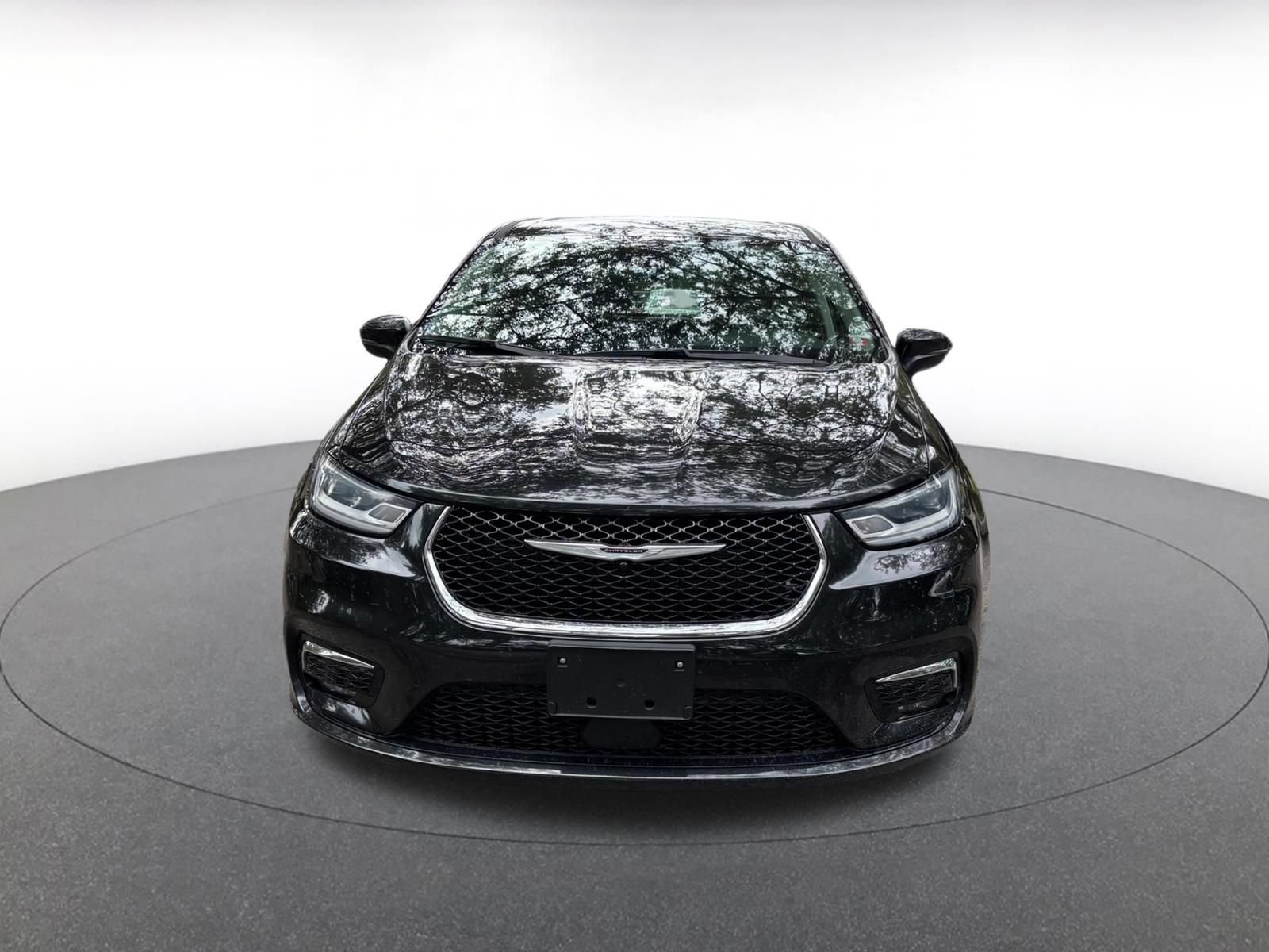 Used 2023 Chrysler Pacifica Touring-L FWD image 2
