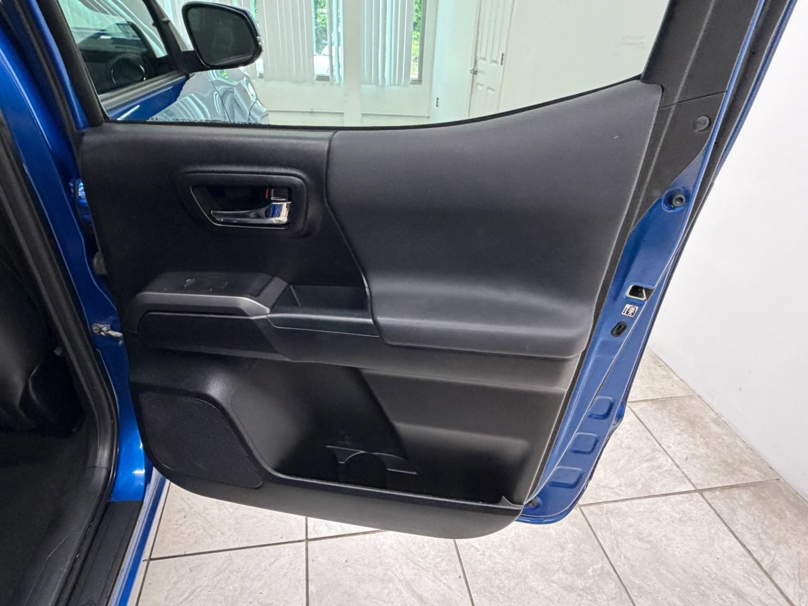 Used 2018 Toyota Tacoma TRD Sport w/ Technology Package AWD/4WD image 18