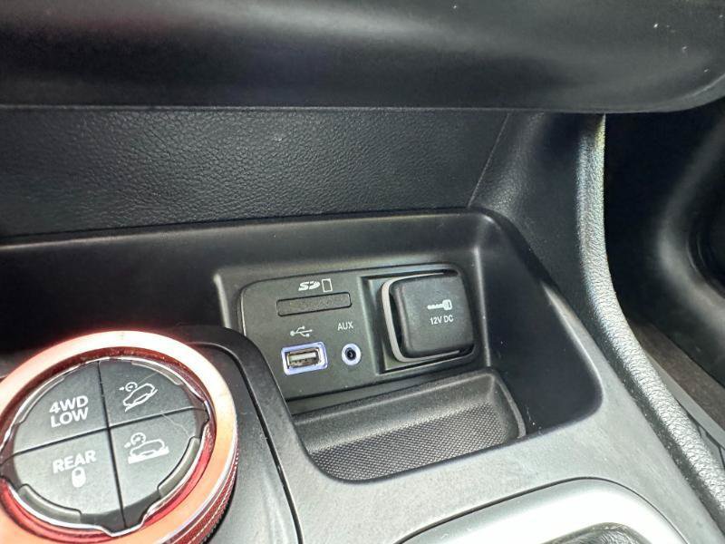 Used 2015 Jeep Cherokee Trailhawk w/ Leather Interior Group AWD/4WD image 37