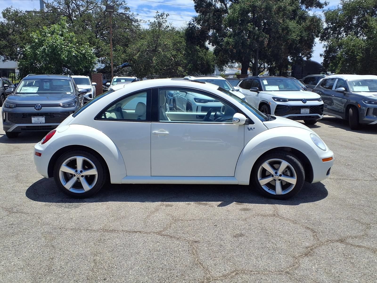 Used 2008 Volkswagen Beetle SE FWD image 3