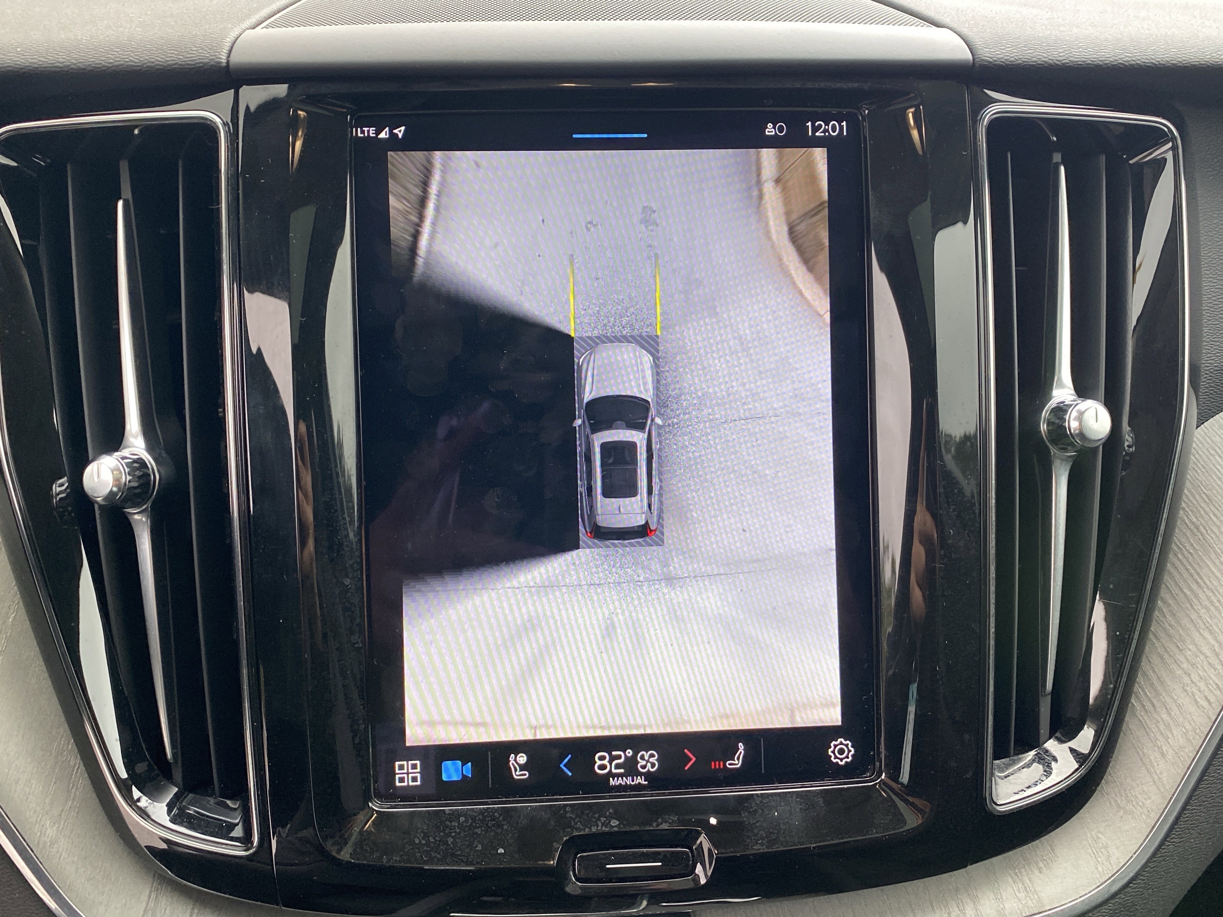 Used 2025 Volvo XC60 B5 Plus image 29