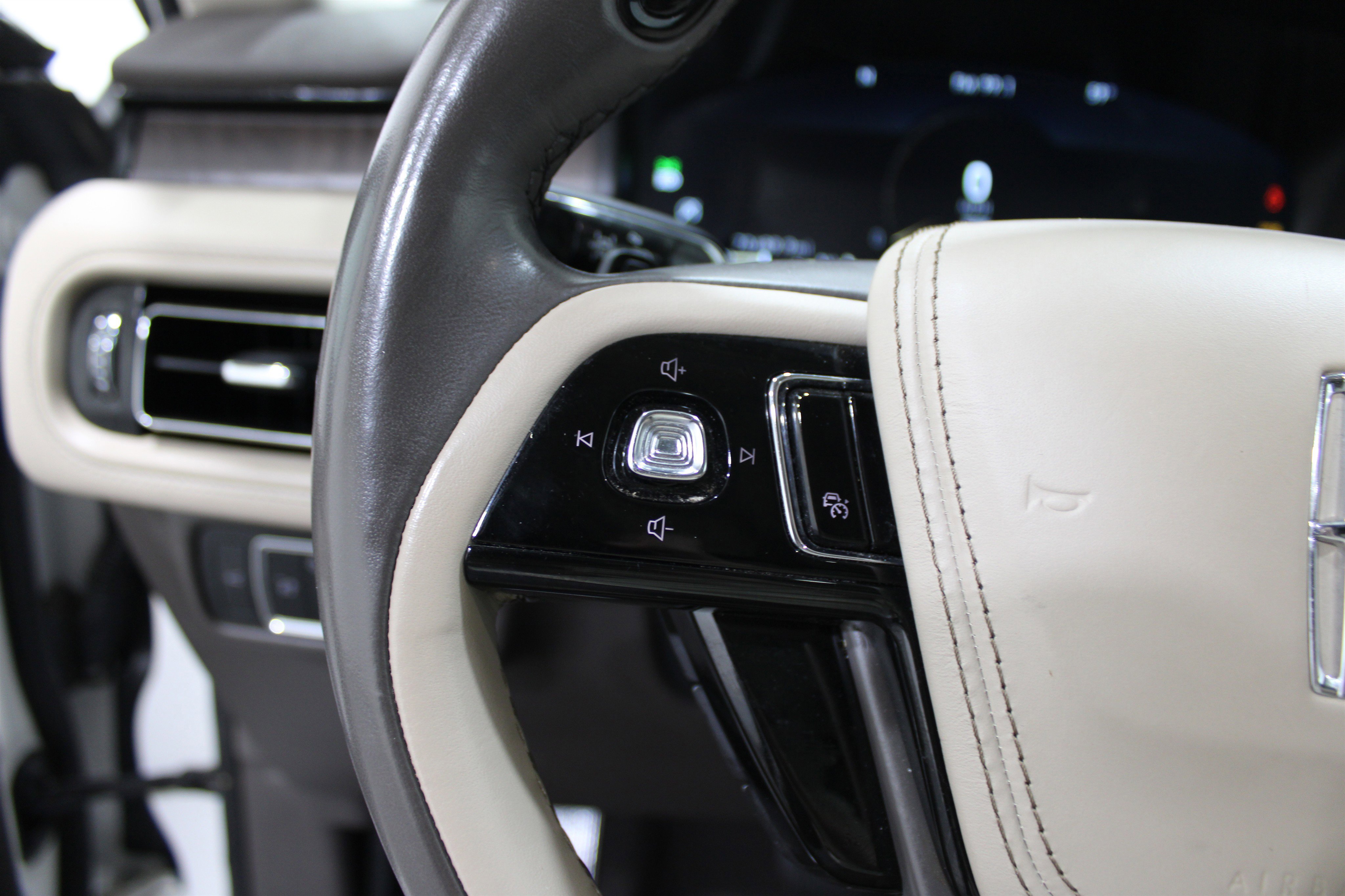 Used 2022 Lincoln Aviator Reserve w/ Equipment Group 201A image 10