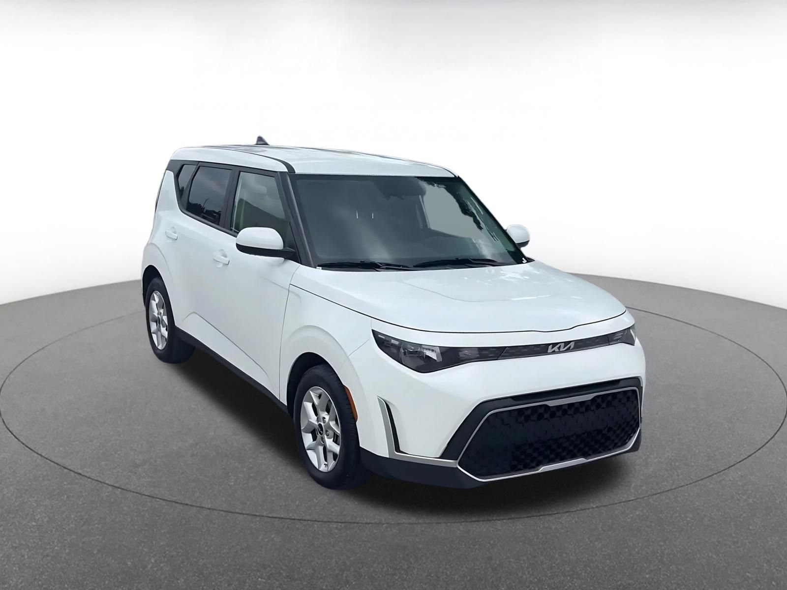 Used 2025 Kia Soul LX w/ LX Technology Package FWD image 3